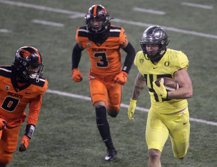 Hunter Kampmoyer (48) runs against Oregon State in a regular season game at Reser Stadium in Corvallis, Oregon, on November 28, 2020.